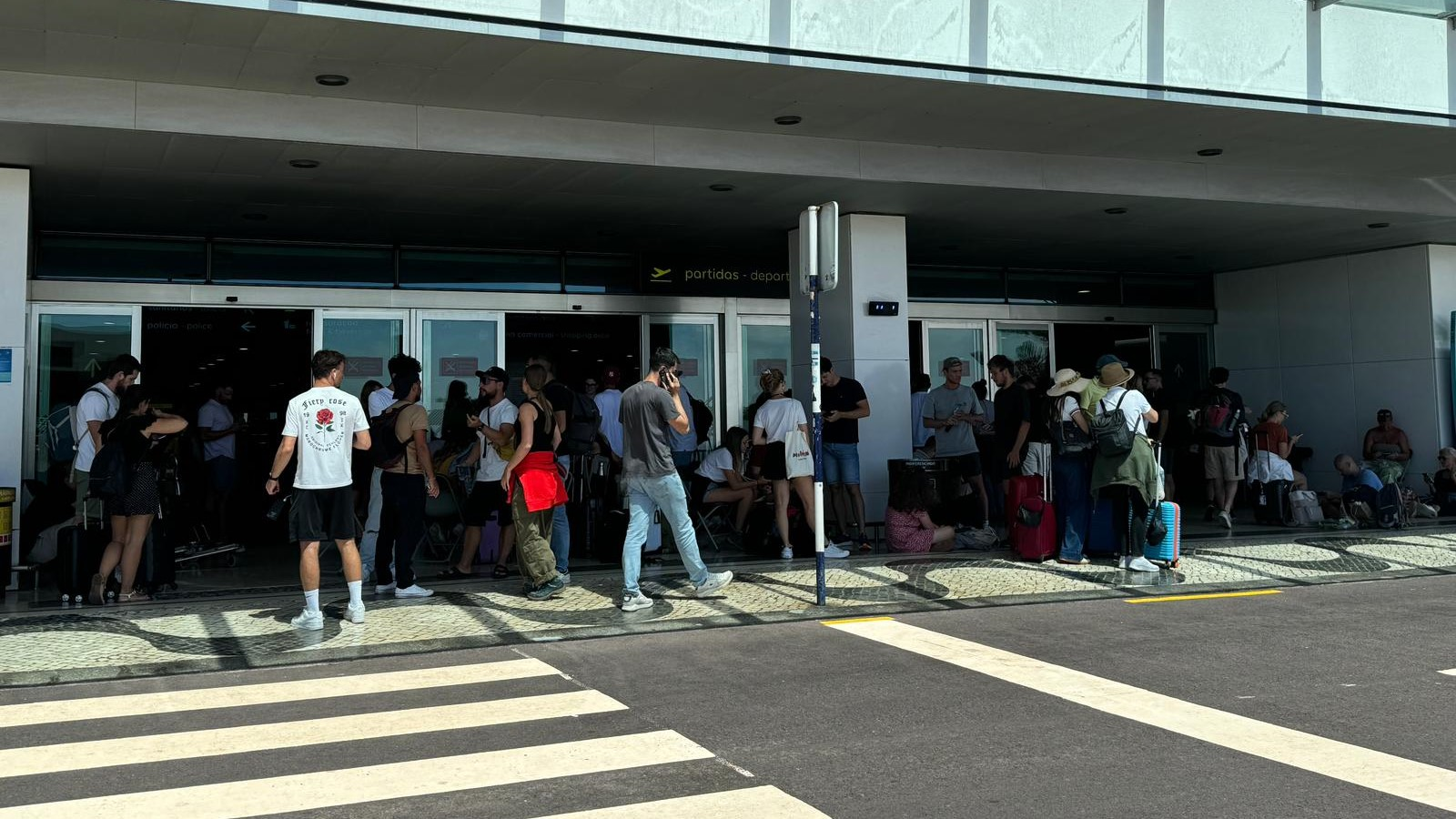 Movimento De Passageiros Nos Aeroportos Da Regi O Cresceu Rtp