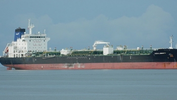 Navio carregado com petróleo venezuelano encalha na Indonésia