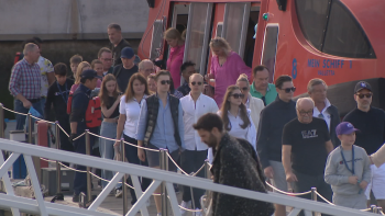 Milhares de turistas chegam pelo mar (vídeo)