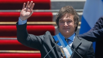 Novo Presidente da Argentina anuncia uma “nova era” num país sem dinheiro