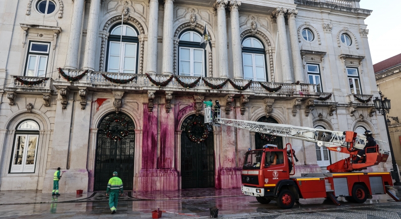 Ativistas hasteiam bandeira da Palestina na varanda da Câmara de Lisboa e pintam fachada