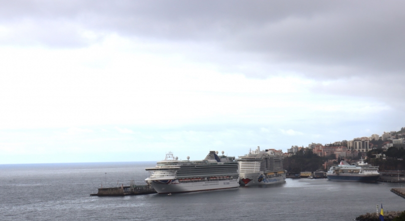 Porto do Funchal cheio e a movimentar mais de 12 mil pessoas