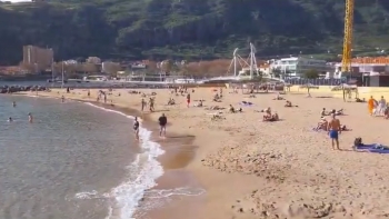 Madeirenses e turistas vão a banhos no Dia de Natal (vídeo)