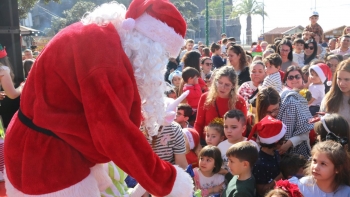 Pai Natal distribuiu prendas e alegria na Ribeira Brava (fotos)