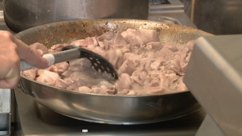Dois mil quilos de carne de porco para confeccionar sandes (vídeo)