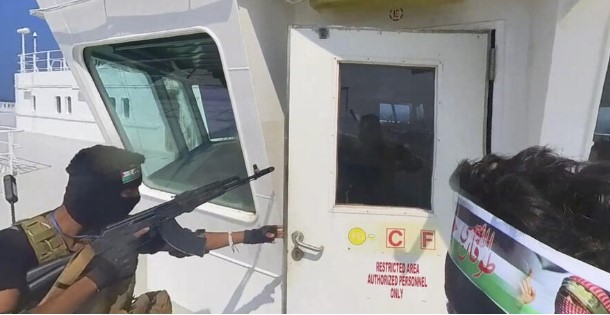 Armadores suspendem travessia do Mar Vermelho devido a ataques dos Huthis