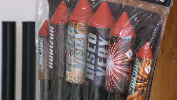 Venda de fogo de artificio garantida pela tradição (vídeo)