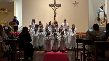 Crianças (en) cantam na Missa do Galo da Graça (vídeo)