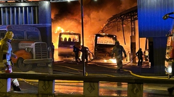 Incêndio nas oficinas da Rodoeste destrói viaturas (vídeo)