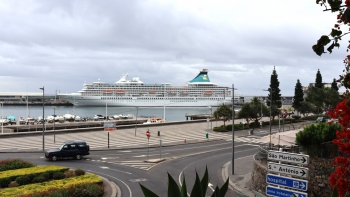 Artania, em viagem transatlântica, traz 1419 pessoas à Madeira