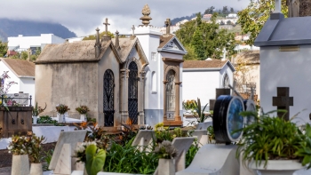 Cerca de 15 jazigos do cemitério de São Martinho estão dados como abandonados (áudio)