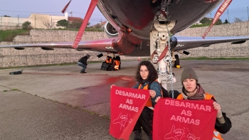 Jovens do Climáximo entram no aeródromo de Tires e pintam jato privado