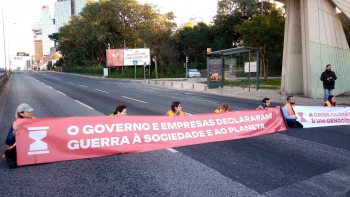 Polícia detém ativistas pelo clima que bloqueiam entrada em Lisboa desde as 9h00