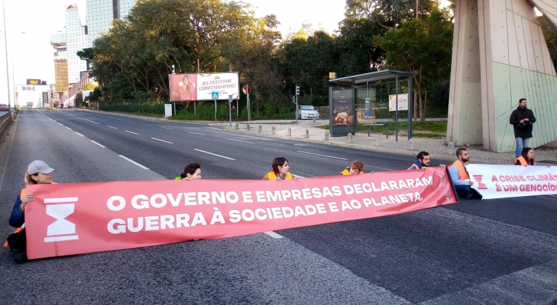 Polícia detém ativistas pelo clima que bloqueiam entrada em Lisboa desde as 9h00