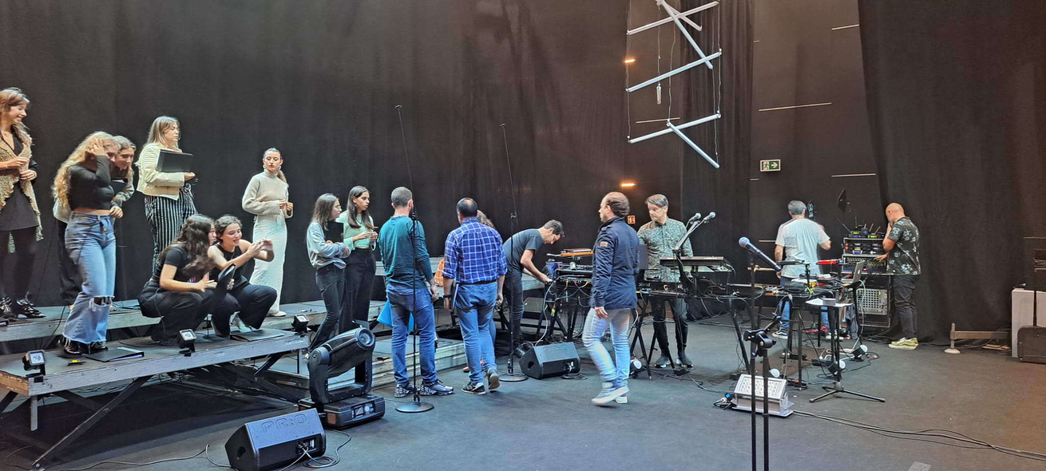 The Gift sobem hoje ao palco no Centro Cultural e de Investigação do ...