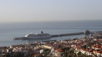 Aurora no Porto do Funchal, aguardando-se esta tarde, a chegada do Mein Schiff 1