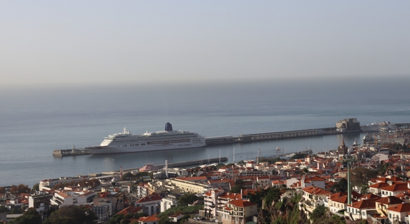 Aurora no Porto do Funchal, aguardando-se esta tarde, a chegada do Mein Schiff 1