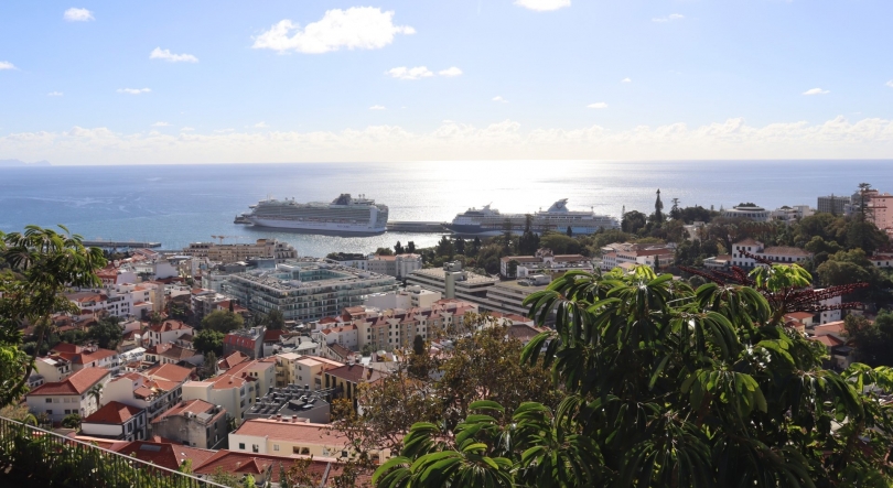 Porto do Funchal com dois navios que trazem quase sete mil pessoas
