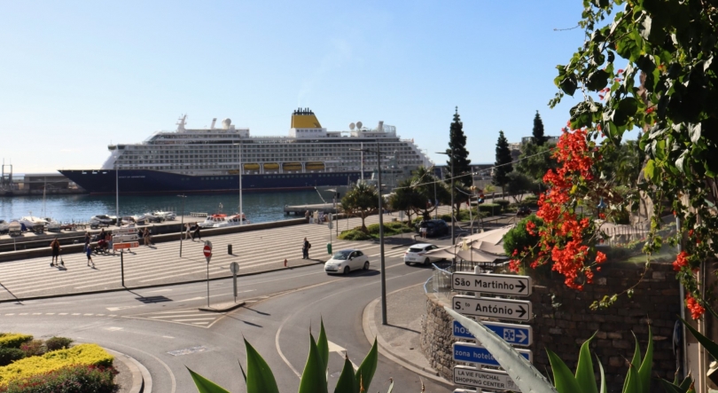 Porto do Funchal recebe o Spirit of Adventure que traz 1 447 pessoas, a bordo