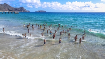 Tradição de banho coletivo no 1º do ano na Praia da Fontinha cumpre 30 anos