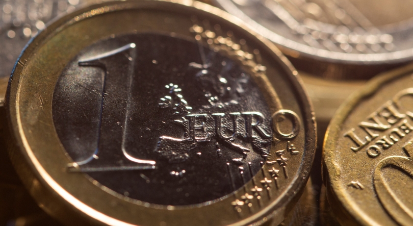 Euro segue estável face ao dólar