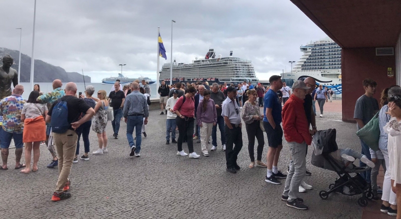 Turistas formam fila para visitar o Museu CR7