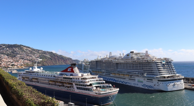 Porto do Funchal com três navios com 12 796 pessoas