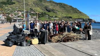 Voluntários limparam a praia de São Roque (vídeo)