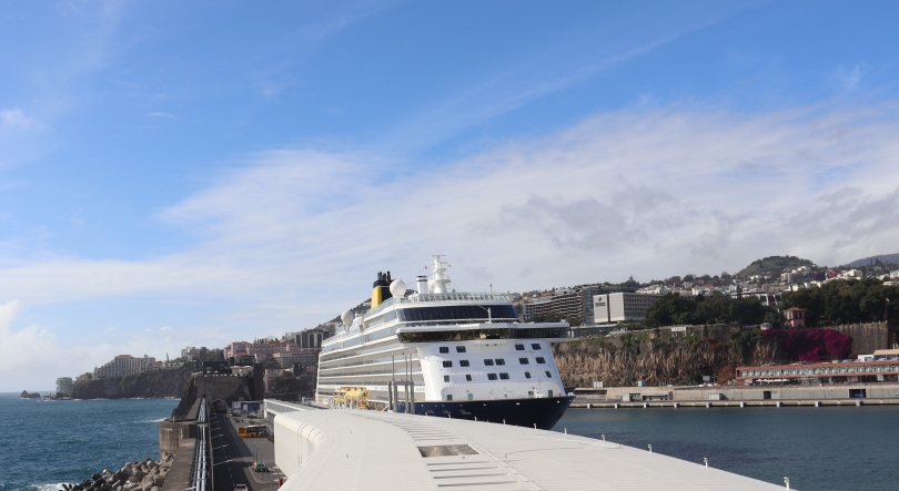 Encontro de dois navios da Saga Cruises no Funchal