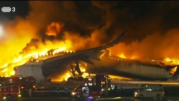 Cinco desaparecidos em colisão de aviões no aeroporto de Tóquio (vídeo)