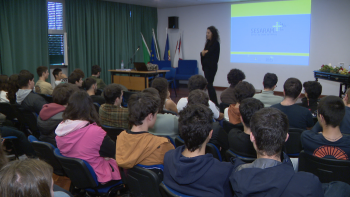 Conferência na Escola Francisco Franco debate violência no namoro (vídeo)
