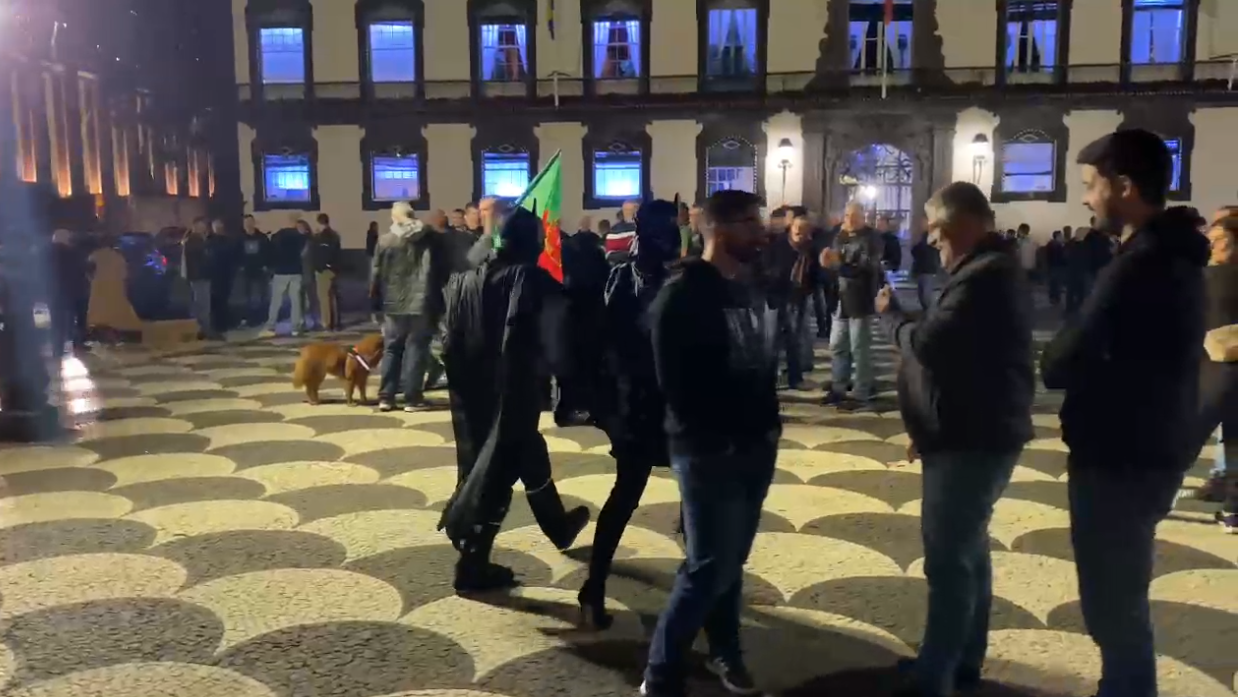 Dezenas de polícias voltaram a manifestar se junto à câmara do Funchal áudio RTP Madeira