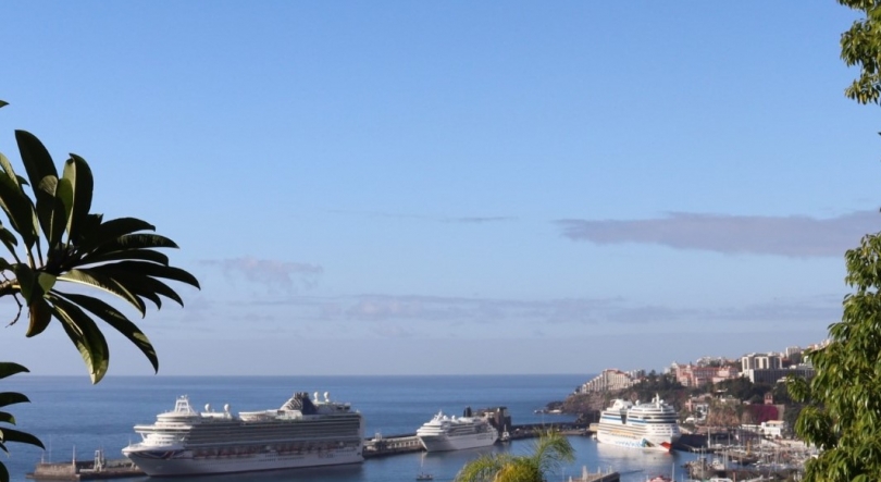 Porto do Funchal com três navios que trazem mais de oito mil pessoas
