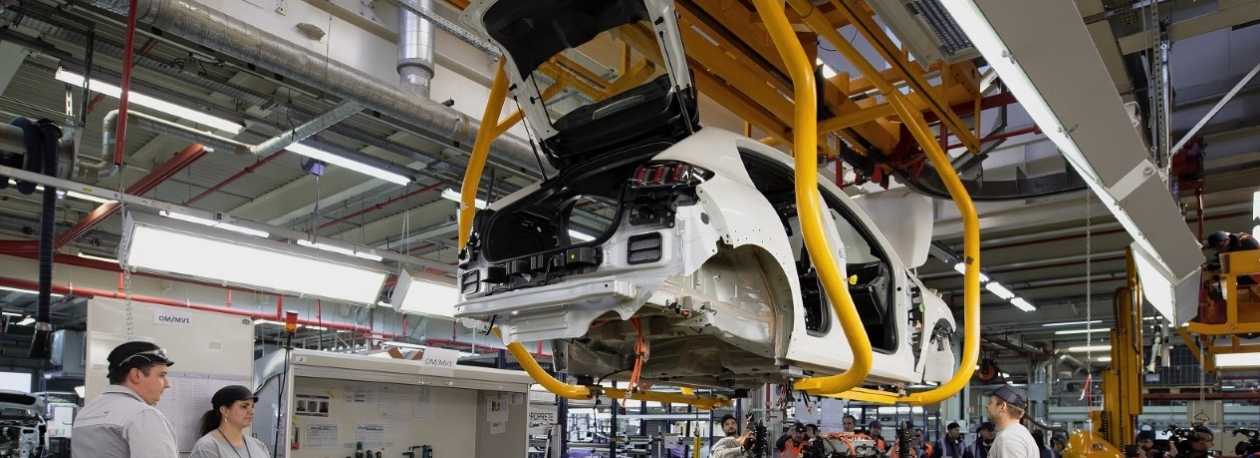 Imagem de Construtores de automóveis preocupados com conflito (vídeo)