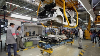 Produção de veículos automóveis cai 1,3% em 2023 para 318.231 unidades