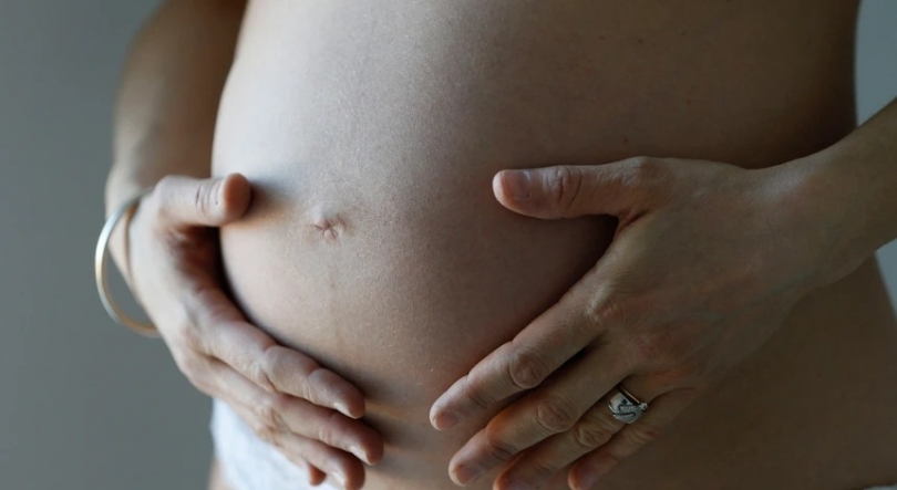 Papa apela à proibição universal da “barriga de aluguer”: “Comercialização” da gravidez é uma ameaça