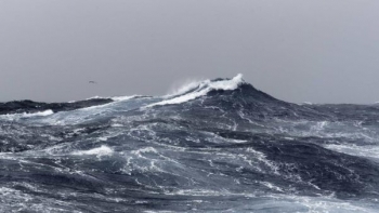 Aviso de vento forte no mar prolongado pelo quinto dia