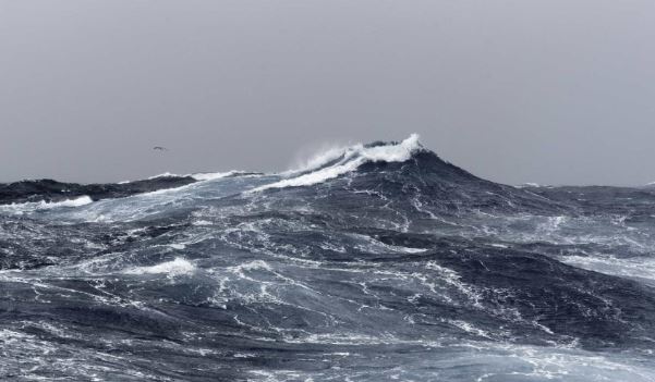 Aviso de vento forte no mar prolongado pelo quinto dia