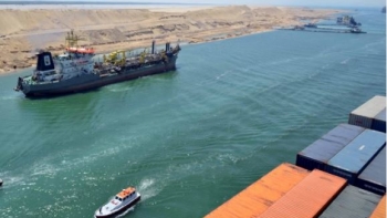 Número de navios que atravessa o canal do Suez cai para metade