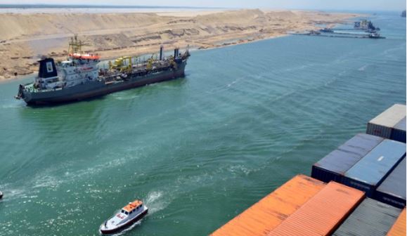 Número de navios que atravessa o canal do Suez cai para metade
