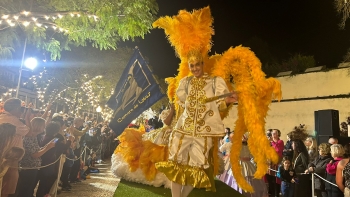 Carnaval das Avenidas reúne centenas de visitantes na placa central (vídeo)