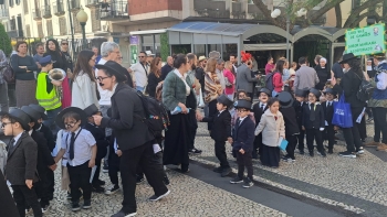 Mais de mil crianças desfilaram hoje pela pela placa central (áudio)