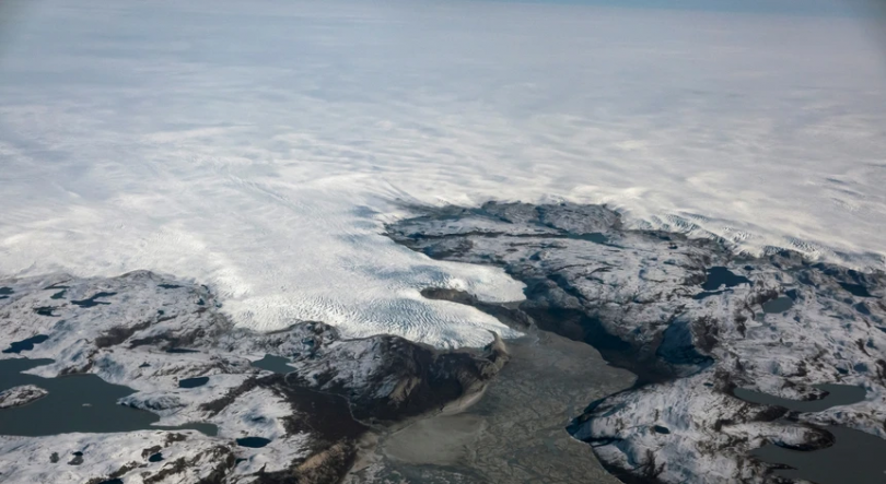 Gronelândia perdeu área de gelo equivalente à da Albânia e está mais verde