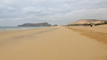 Sargaço e moscas na praia geram preocupação no Porto Santo (áudio)