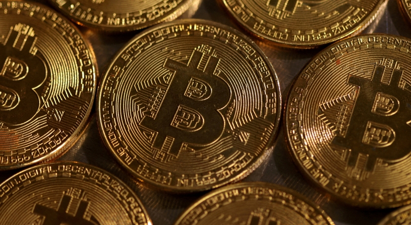 Bitcoin fixa novo recorde acima de 70.000 dólares