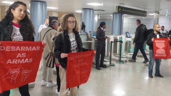 Ativistas pelo clima pintam átrio do aeroporto de Lisboa