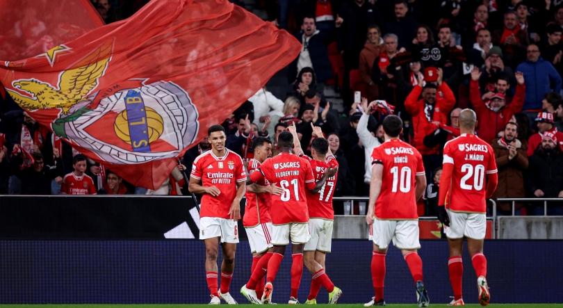Benfica repõe diferença pontual para o Sporting ao vencer Estoril