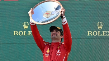 Carlos Sainz vence GP da Austrália e Ferrari iguala feito de 2022