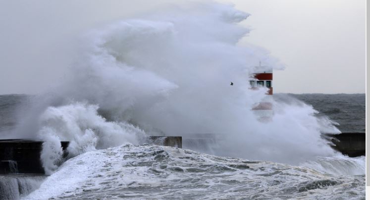 Aviso de agitação marítima forte no mar da Madeira
