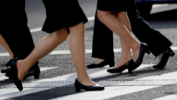 Mulheres ocupam menos de um terço de cargos de gestão e liderança nas empresas